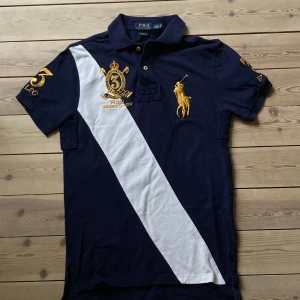 Raloh Lauren Piké - Raloh Lauren Poli med jättemycket detaljer, guld broderi Nyskick, Size XS men pssar som S Pris kan diskuteras 