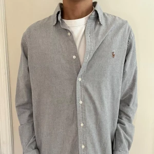 Ralph Lauren skjorta - Grå Ralph Lauren skjorta knappt använd  Pris kan självklart diskuteras 