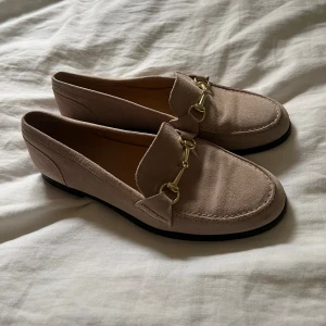 Beiga loafers dam - Säljer mina superfina loafers från Rizzo som är i superbra skick. Köpta för 1999kr, säljer för bara 699kr💕