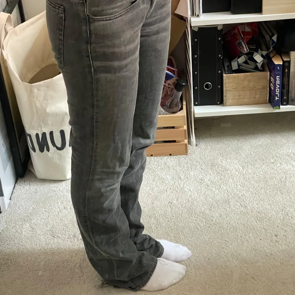 Gråa lågmidjade acne jeans, för små för mig nu tyvärr, men skit snygga. En av skärphällorna är sönder men går lätt att sy fast bara med några stygn om man vill. Står ingen storlek men skulle gissa på typ 36,  långa på mig som är 170 !. Jeans & Byxor.