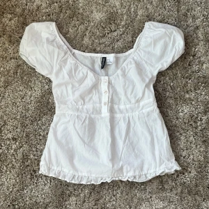 vit topp - från hm i storlek xs, nyskick då den aldrig kommit till användning💓