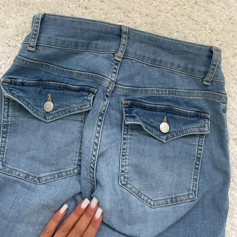 Low waist bootcut jeans från nelly storlek 34, i ljus tvätt och fickor där bak. I nytt skick använda Max 4 gånger💕köpta för 599 på deras hemsida säljer dom för 450!. Jeans & Byxor.