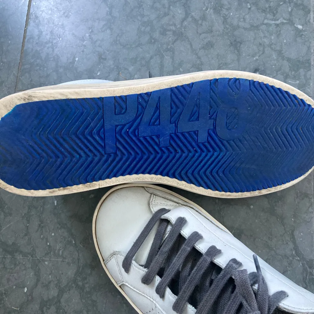 Säljer ett par italienska handgjorda P448 sneakers, modell John. White/stone.  Storlek 40, bra skick och endast använda en säsong. Nypris 2900 kr, nu 1200 kr.. Skor.