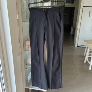 Kostymbyxa bootcut - Bootcut kostymbyxor i tall från Gina tricot💛 väldigt långa, passar perfekt för dig som är 175 eller kortare😊 säljer då dom blivit för små i midjan