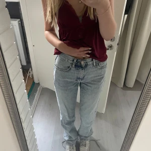 Ljusblå jeans från MNG - Säljer ett par ljusblå jeans från MNG i storlek EUR 34. De har en  straight passform och  är i bra skick. De är midwaist och i nyskick