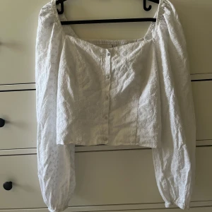 Fin vit blus - Säljer min fina blus för att den tyvärr blivit förliten. Hoppas att köparen kommer älska den lika mycket som jag. Inte i nyttskick men i väldigt fintskick.  Storlek 40 passar även 38 Nypris - 350kr säljer för - 100kr