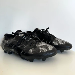 Adidas x15.1 fotbollskor  - Säljer mina riktigt snygga fotbollskor från Adidas i storlek 43. ⚽️👟