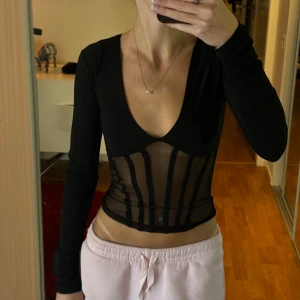 Festtopp - Sitter fint, knappt använd, nyskick