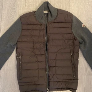 Moncler cardigan (grå) - Säljer nu denna heta Moncler cardigan i färgen grå! Den har använts ett fåtal gånger och är i ett toppen skick. Storleken är M, men passar även S bra. Pris kan diskuteras genom PM! 😃