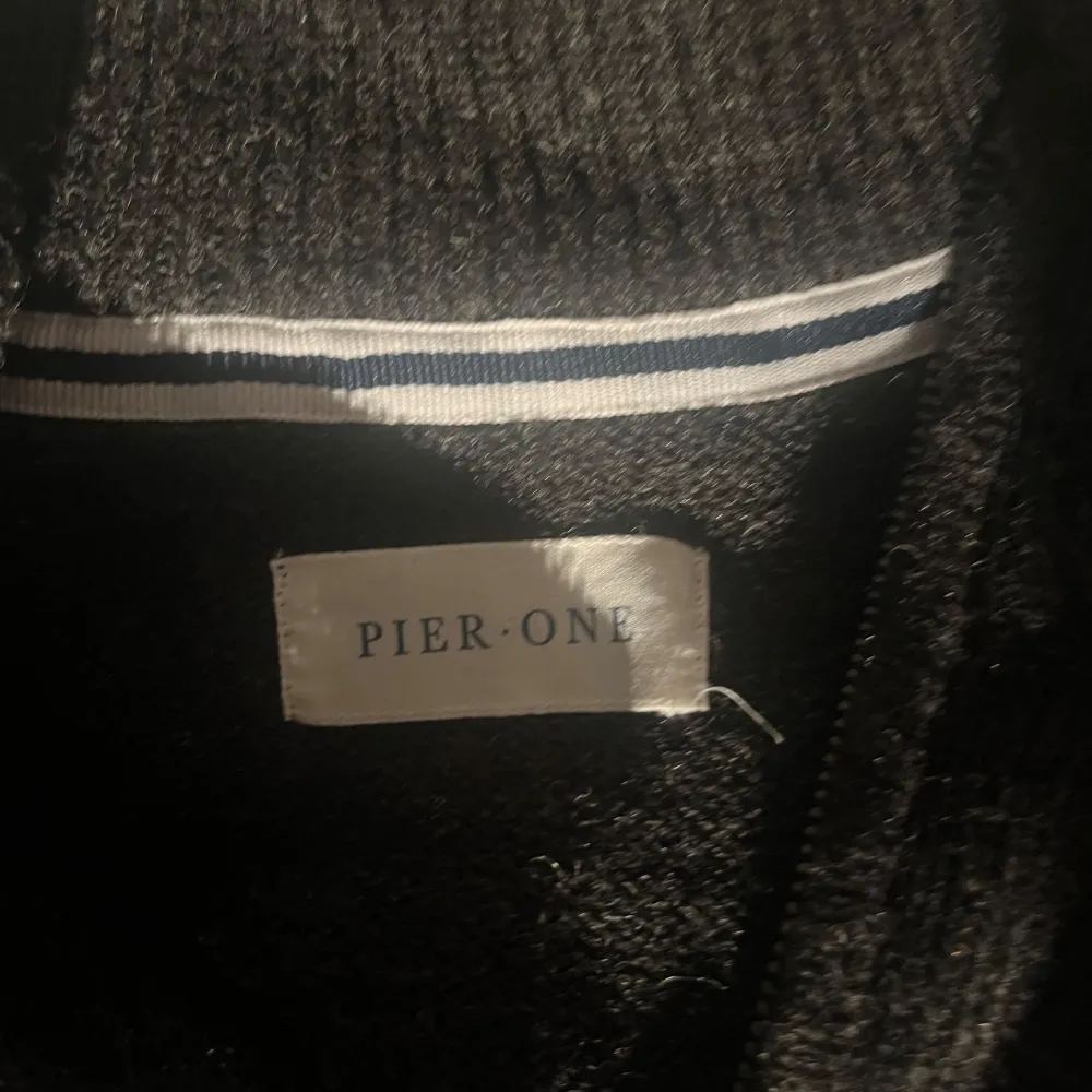 Snygg tröja från Pier one i mörkgrå. Perfekt till vintern. Hoodies.