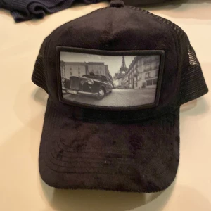 Svart velvet keps - Skit fett velevt keps! Aldrig använd och 10/10 skick nypris 500 mitt pris 100