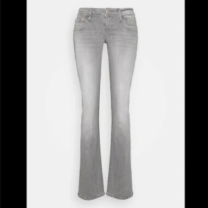 Gråa lågmidjade jeans - Gråa lågmidjade LTB jeans i modellen Valerie. Säljer då de ej kommer till användning längre. De är i nyskick. Skriv för fler bilder/mått.