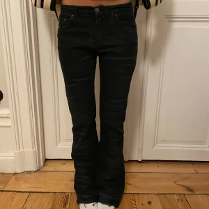 Lågmidjade bootcutjeans med detaljer - Svarta jeans med coola streck som man ser på bilden. Sitter så snyggt och är jätteunika😍 passar xs - s