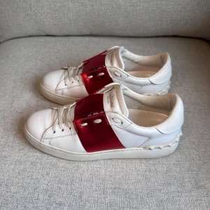 Valentino ”open” skor  - Super snygga Valentino open skor men unik och snygg rosa/röd färgad detalj👠Storlek 38,5. Jätte bra skick utan större märken👌