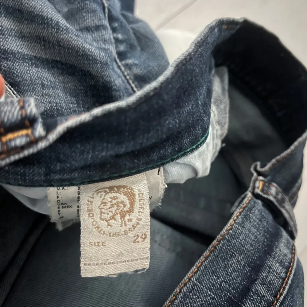 Lågmidjade jeans från diesel. I bra skick med en liten slitning på ena låret, syns på första bilden. Insydda i midjan så att de passar xs-s men går att ta bort ifall man vill. . Jeans & Byxor.