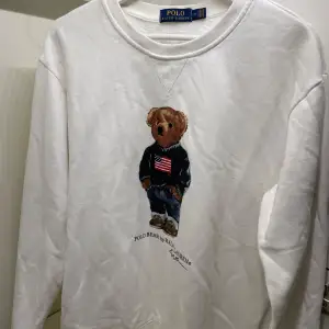 Säljer en superfin vit tröja från Polo Ralph lauren. Storlek M, nypris 2000kr säljer den för 900 kan även gå ner i pris vid snabb affär 