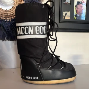 MOONBOOTS - snygga moonboots köpta förra vinter men fortfarande i väldigt bra skick🥰köpte för 2500 kr storlek 35-39