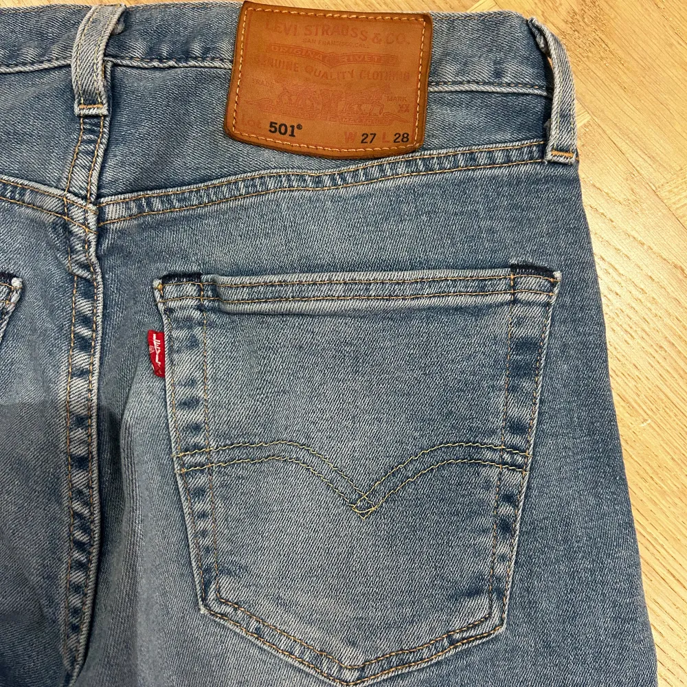 Säljer ett par Levis 501 i mycket bra skick. Storlek 27/28. Ord.pris 1149:- säljes för 400:-. Jeans & Byxor.