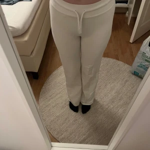 Vita mjukisbyxor  - Bra skick, använda vid få tillfällen.