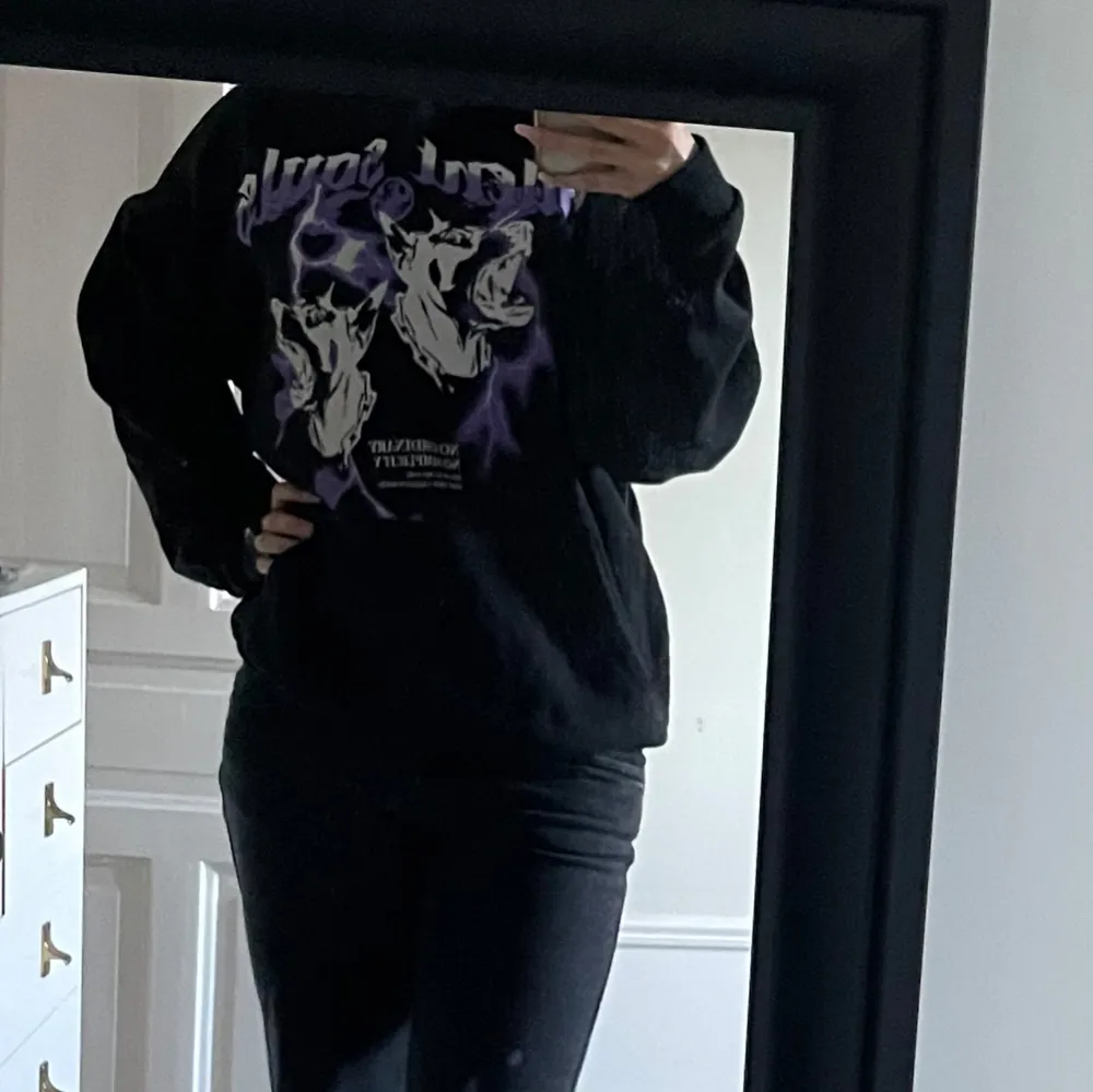 Snygg, jätteskön oversized hoodie. Jag är 176 och den sitter jättebra, perfekt lång i ärmarna. Använd fåtal gånger.. Hoodies.