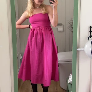 Rosa klänning!! - Skön och härlig ”strapless” klänning, köpt speciellt till förra årets barbie premiär!! Inga tecken på defekter trots viss användning 💞