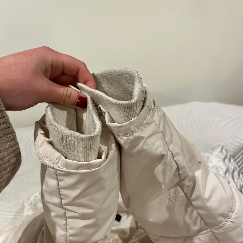 Säljer en snygg beige/vit pufferjacka från Zara i storlek S. Den har en praktisk jättestor huva och dragkedja framtill. Perfekt för kyliga dagar och håller dig varm och bekväm. Jackan är i bra skick men har en liten fläck som jag tror jag går bort om man tvättar den ☺️ . Takit.