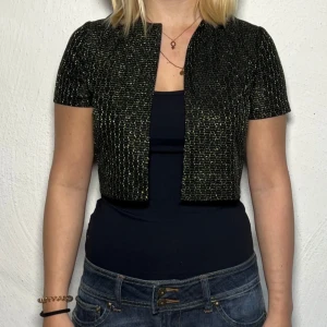 GRÖN BOLERO - Svart bolero med grönt glitter🔥