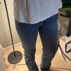 Raka jeans - Raka jeans från Zara i superfin blå färg, långa på mig som är 175 cm😊