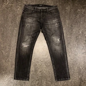 J&J jeans - Säljer dessa Jack&Jones jeans då de sitter lite för bagy på mig för min smak || nästan aldrig använda || skick 9,5/10 || hör av dig vid frågor eller funderingar! || mvh ||
