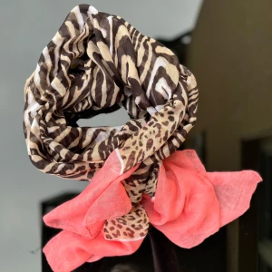 Leopardmönstrad halsduk / sjal med rosa detaljer - Supercool halsduk / sjal med leopard och zebramönster i brunt och beige, kombinerat med en härlig rosa del. Perfekt för att liva upp din outfit! Den är lätt, luftig och passar bra alla årstider. Ett måste för den modemedvetna! Hämtas på Hägerstensåsen eller ök 💖