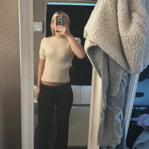 Beige ribbad tröja - Säljer en snygg beige ribbad tröja med korta ärmar. Perfekt för både vår och sommar! Den har en tight passform som framhäver figuren. Superfin att matcha med både jeans och kjol. Hör av dig vid intresse! 🌟