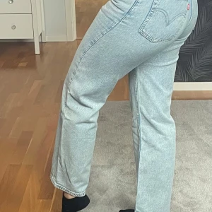 Ljusblå jeans från Levis  - Säljer ett par ljusblå jeans i en rak modell. Modellen heter ”Ribcage Straight”. De är i mycket bra skick. Jag säljer de vidare till någon annan då jag inte är ett stort fan av modellen längre.   Innerbennet är 66 cm långt. Priset kan diskuteras!