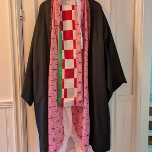 Nezuko cosplay  - Jätte bra kvalite nezuko cosplay. Jag har användt den 3 gånger men köpt begagnad. Allt inkluderas, även peruk och skor. Midjebandet är justerbar så därför kan passa allt från xs-L <3 !!kan mötas up på NärCon!!