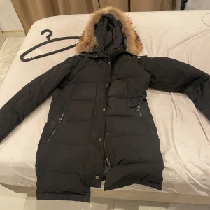 HOLLIES JACKA  - Jag har använd den 1 vinter och nu ligger den bara i garderoben och inte kommer till användning så någon annan kan få mer anvdäning av den storlek 42 passar som 40 också, den va lite smutsig där bak jag tvättade lite och det är därför det ser ut som en stor märke . PRIS DUSKITERAS!