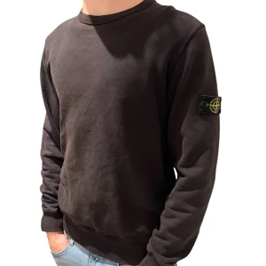 Stone Island Sweatshirt  - En riktigt snygg Stone Island Sweatshirt! I färgen svart! Passar perfekt för dig som vill fräscha upp garderoben inför höstens väder! (14y/170) han på bilden är 180/69kg. Kvitto och tag finns! Tveka inte på att höra av dig vid minsta lilla fråga eller fundering//Sp-Clothing