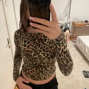 Jätte jättefin leopard tröja ifrån Nelly som jag använt max tre gånger så den är i väldigt bra skick! 💕 (Köparen står för frakten)