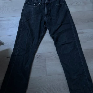 Vailent jeans - Säljer feta jeans från vailent med skick på 7/10 därav priset, storleken är Xs men passar mer S  Skriv om ni undrar minsta lilla🤩🙌💯