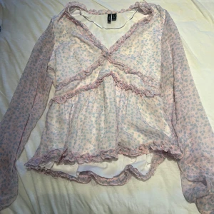Blus - En blus som från början var en klänning, man kan se det längst ner om men tittar nära men märks annars inte!🤍