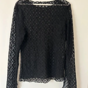 Svart spetstopp - Svart spetstopp, använd fåtal gånger. Har tyvärr klippt av lapparna på den, men den är i storlek M. Kan tyvärr inte minnas vilken butik den är ifrån.