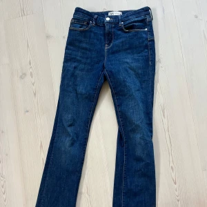 Zara jeans  - Jeans från Zara. Storlek 38. Lite slitningar längst ner. Passar mig som är 168 cm.