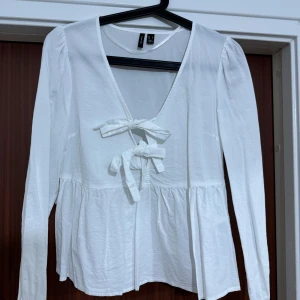 Blus bikbok oanvänd  - En jätte fin blus från bikbok, den är oanvänd. Storlek S hör gärna av er om ni har frågor 💗