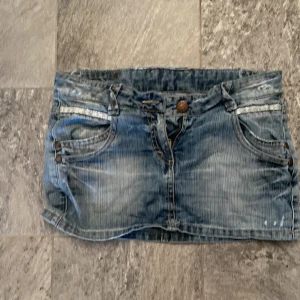 Blå jeanskjol - Säljer en snygg blå jeanskjol i kort modell. Säljer för 250,  skriv för frågor eller bilder. 