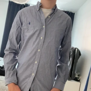 Ralph lauren - Jävligt snygg skjorta oanvänd för bästa priset på marknaden i storlek S men funkar för M också, inga defekter och oanvänd.