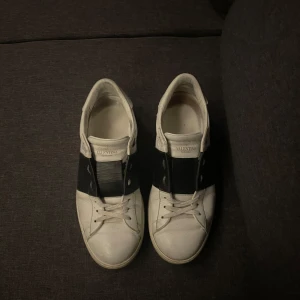 Valentino opens - Säljer mina Valentino opens, har änvänt skorna någon månad och fungerar prima. Skorna har lite defekter men inget man särskilt märker vid användning, Skick: 6,5-7/10. Är storlek 42 men passar 43. Vid snabbaffär kan pris diskuteras.