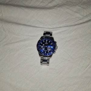 Jaguar klocka  - En månad gammal klocka och har bara används några gånger. Ny pris på den kostar 4700kr Tar bara emot kontanter 