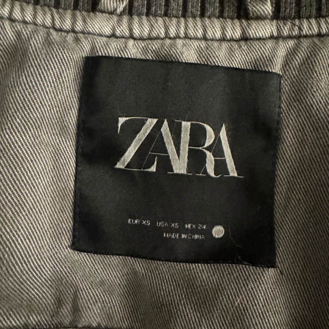 Grå quiltad jacka från Zara - 91