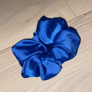 Blå scrunchie  - Blå stor scrunchie i fint skick.