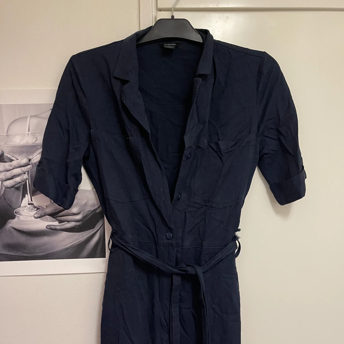 Mörkblå jumpsuit med bälte