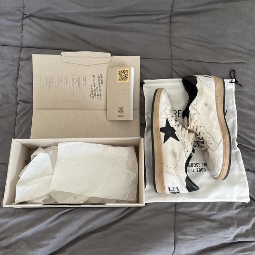 Golden Goose Ballstar sneakers i storlek 46. Köpta i augusti, har bara testat dom inomhus. Har kvittot på mejl köpta på golden Goose hemsidan för 5899. Allt OG medföljer. Kom med bud:) . Skor.