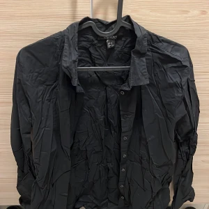 Svart skjorta från Esmara - Säljer två svarta skjortor från Esmara i storlek 42.  Behöver strykas, annars i fint skick. 30 för båda